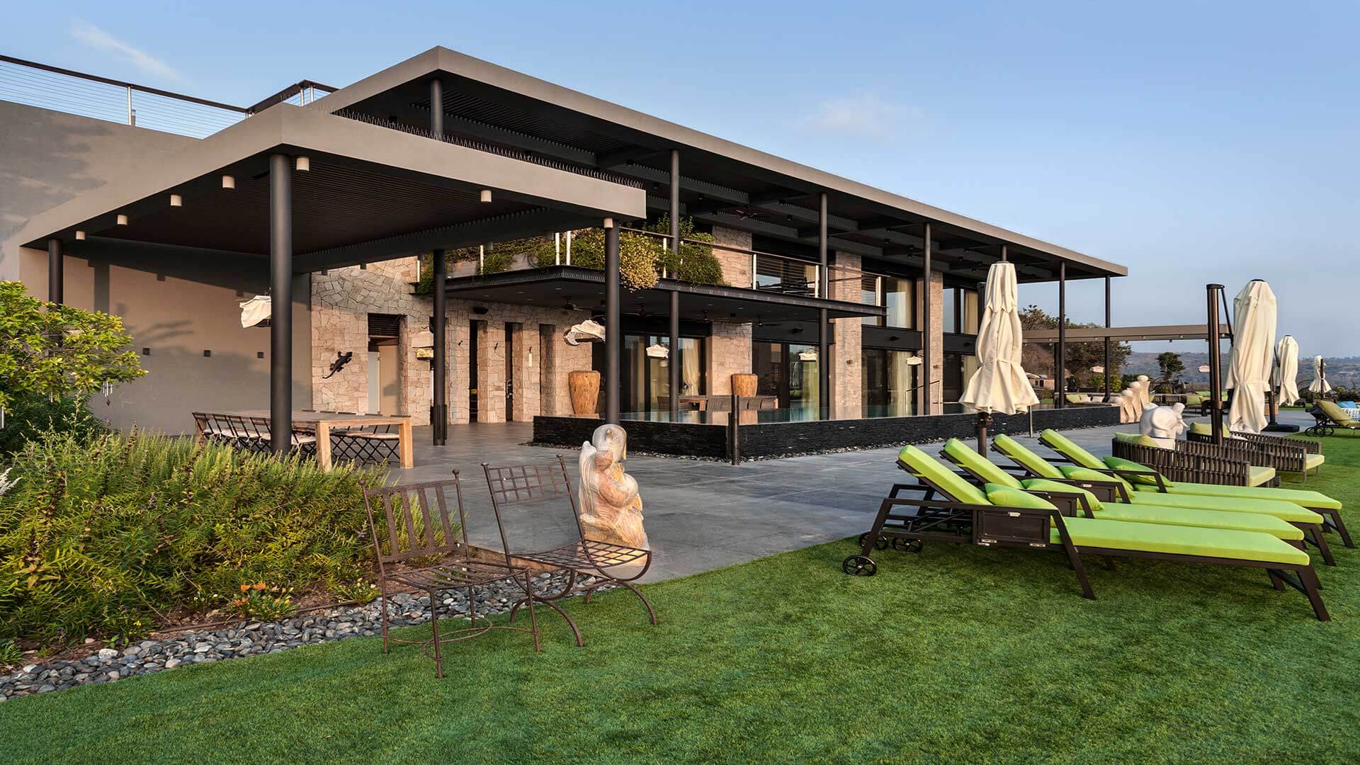 גינה מעוצבת בבית פרטי